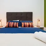 Omar do Rio - RP 202 Moderno, Internet 240mbps com Smart TV a 03 minutos andando da Praia de Copacabana, Ipanema e Arpoador e do Metrô