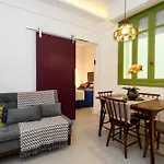 Omar do Rio - RP 202 Moderno, Internet 240mbps com Smart TV a 03 minutos andando da Praia de Copacabana, Ipanema e Arpoador e do Metrô